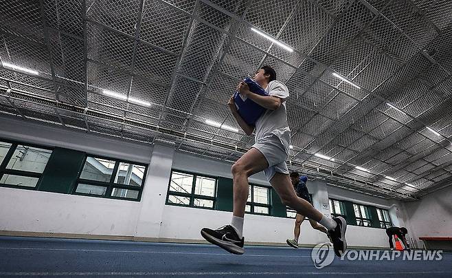'시민은 내가 지킨다'…대구시 재난안전기동대 채용 체력검정 (대구=연합뉴스) 윤관식 기자 = 20일 대구스타디움에서 열린 대구시 재난안전기동대 채용 체력 검정에서 한 응시자가 모래주머니 나르기를 하고 있다.
대구시 재난안전기동대는 전국 지자체 최초로 창설되는 재난 초기 대응 전담 조직으로 최종 15인이 선발된다. 2025.5.20 psik@yna.co.kr