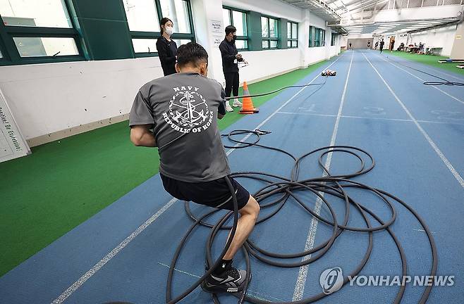 '시민은 내가 지킨다'…대구시 재난안전기동대 채용 체력검정 (대구=연합뉴스) 윤관식 기자 = 20일 대구스타디움에서 열린 대구시 재난안전기동대 채용 체력 검정에서 한 응시자가 20kg 호스 끌어당기기를 하고 있다.
대구시 재난안전기동대는 전국 지자체 최초로 창설되는 재난 초기 대응 전담 조직으로 최종 15인이 선발된다. 2025.5.20 psik@yna.co.kr