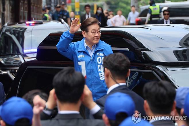사흘째 수도권 표심 공략하는 이재명 후보 (인천=연합뉴스) 김주성 기자 = 더불어민주당 이재명 대선 후보가 21일 인천광역시 남동구 구월 로데오광장에서 열린 유세에서 시민들에게 인사하고 있다. 2025.5.21 utzza@yna.co.kr