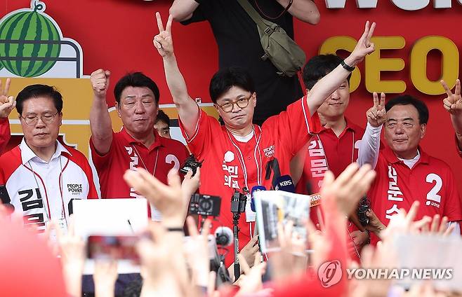 대구 서문시장서 지원 유세하는 한동훈 (대구=연합뉴스) 윤관식 기자 = 한동훈 전 국민의힘 대표가 21일 대구 중구 서문시장을 찾아 김문수 대선 후보의 지원 유세를 하고 있다. 2025.5.21 psik@yna.co.kr