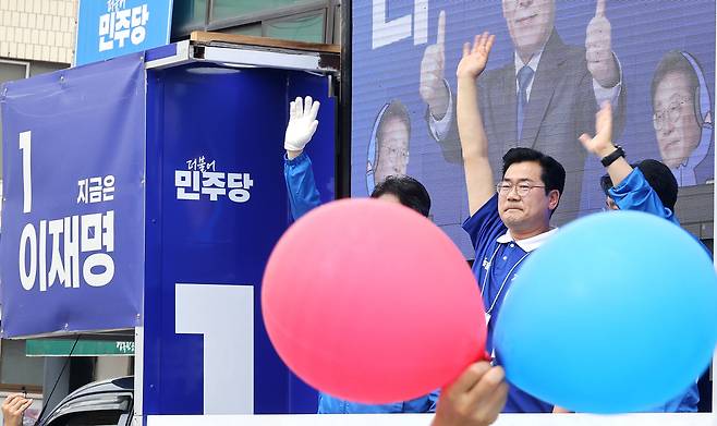 ▲ 더불어민주당 박찬대(인천 연수 갑) 원내대표 겸 상임총괄선거대책위원장이 지난 21일 경북 문경 점촌터미널 앞 유세에서 유권자들에게 지지를 호소하고 있다. /양진수기자 photosmith@incheonilbo.com