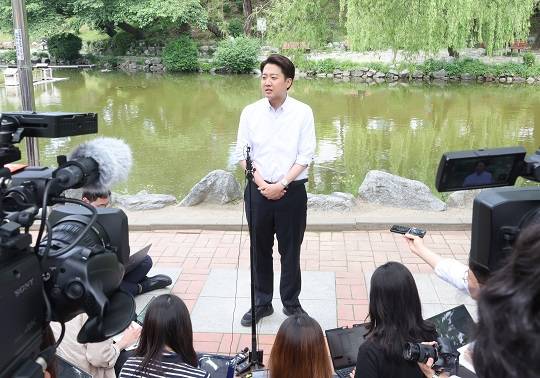 이준석 개혁신당 대선 후보가 22일 '학식먹자 이준석' 캠페인이 열린 인천 미추홀구 인하대학교에서 취재진과 인터뷰를 하고 있다. 사진=뉴시스