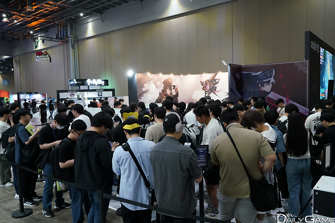 '이터널 리턴' 부스에는 직접 게임을 즐기려는 사람과 다른 사람의 플레이를 시청하는 사람들로 발 디딜 틈이 없었다.