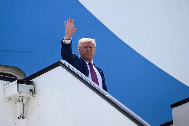 지난 15일(현지시간) 카타르 지역 순방을 마치고 대통령 전용기에 탑승해 손을 흔드는 도널드 트럼프 미국 대통령.(사진=AFP)