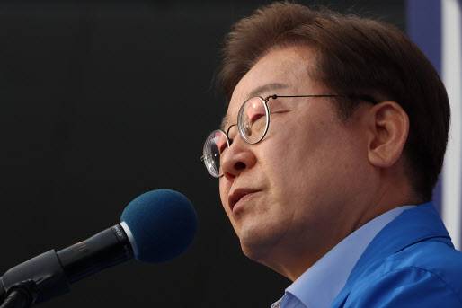 이재명 더불어민주당 대선 후보가 21일 자신의 지역구인 인천광역시 계양역 앞 유세에서 시민들에게 지지를 호소하고 있다.(사진=연합뉴스)