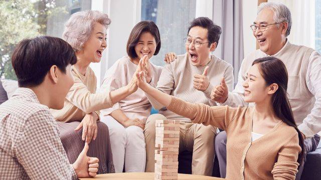 사회 활동과 퍼즐 등의 게임은 뇌 건강에 도움을 준다 | 출처: 클립아트코리아