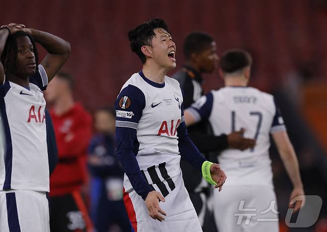 토트넘 손흥민이 22일(한국시간) 스페인 빌바오 산 마메스 경기장에서 열린 2024-25 유럽축구연맹(UEFA) 유로파리그(UEL) 결승전 맨체스터 유나이티드와 경기에서 1대0 승리 후 우승을 확정짓고 기뻐하고 있다. 2025.5.22 ⓒ 로이터=뉴스1