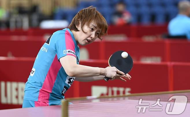 서효원이 20일(현지시간) 카타르 도하 카타르대학교 스포츠 컴플렉스에서 열린 '2025 국제탁구연맹(ITTF) 세계선수권대회' 여자단식 32강전에서 크로아티아 레아 라코바츠와 경기를 펼치고 있다. 2025.5.21/뉴스1 ⓒ News1 사진공동취재단