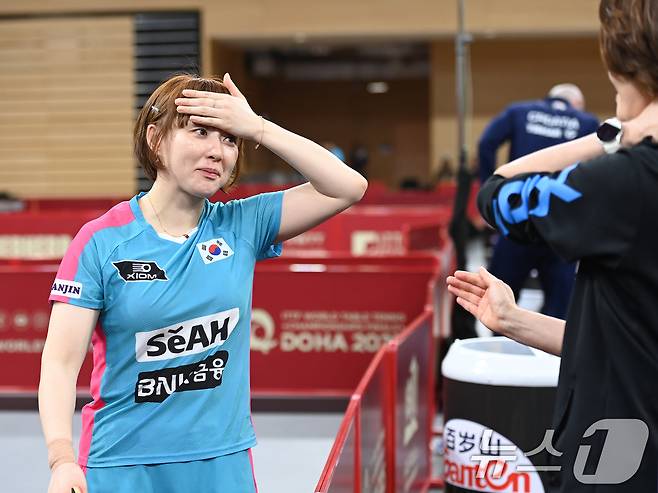 서효원이 20일(현지시간) 카타르 도하 카타르대학교 스포츠 컴플렉스에서 열린 '2025 국제탁구연맹(ITTF) 세계선수권대회' 여자단식 32강전 크로아티아 레아 라코바츠와 경기에서 패배 후 아쉬워하고 있다. 2025.5.21/뉴스1 ⓒ News1 사진공동취재단