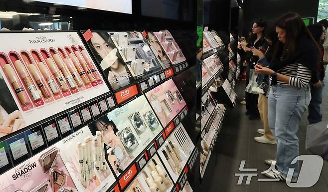 서울 중구 명동의 한 뷰티 매장에서 외국인 관광객들이 화장품을 둘러보고 있다. 2025.5.14/뉴스1 ⓒ News1 박지혜 기자