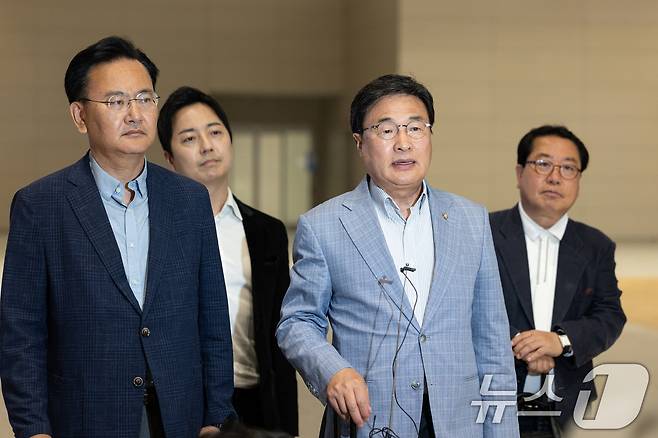 유상범 국민의힘 의원(왼쪽), 김대식 의원이 18일 인천국제공항에서 홍준표 전 대구시장의 선대위 합류 설득을 위해 미국 하와이로 출국하기 전 취재진의 질문에 답하고 있다. 2025.5.18/뉴스1 ⓒ News1 이승배 기자