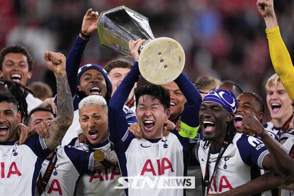 토트넘 홋스퍼 캡틴 손흥민이 2024/25시즌 유럽축구연맹(UEFA) 유로파리그(UEL) 트로피를 들어 올리면서 우승 세리머니 중이다. 사진┃뉴시스/AP