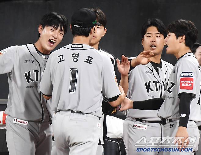 21일 수원 KT위즈파크에서 열린 KIA-KT전. 7이닝 1실점으로 호투한 고영표가 환영받고 있다. 수원=정재근 기자 cjg@sportschosun.com/2025.5.21/