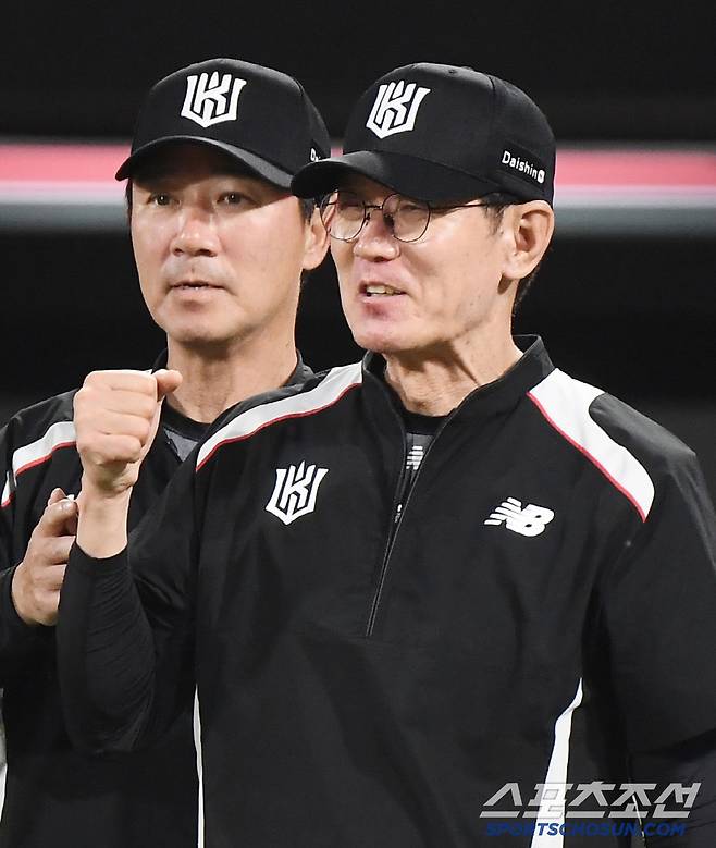 21일 수원 KT위즈파크에서 열린 KIA-KT전. KT가 3대1로 승리했다. 이강철 감독이 선수들을 맞이하고 있다. 수원=정재근 기자 cjg@sportschosun.com/2025.5.21/