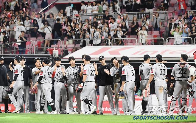 21일 수원 KT위즈파크에서 열린 KIA-KT전. KT가 3대1로 승리했다. 선수들이 하이파이브하고 있다. 수원=정재근 기자 cjg@sportschosun.com/2025.5.21/