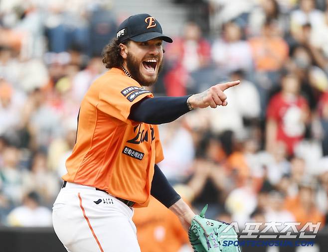 17일 대전 한화생명볼파크에서 열린 SSG-한화전. 8회에도 마운드에 오른 폰세가 1루심을 향해 맥브룸의 체크 스윙을 손짓하며 환호하고 있다. 대전=정재근 기자 cjg@sportschosun.com/2025..5.17/