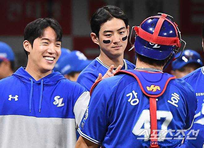 20일 서울 고척스카이돔에서 열린 삼성-키움전. 연장 11회 승부끝에 6대3으로 승리한 삼성 원태인과 구자욱이 강민호를 맞이하고 있다. 고척=정재근 기자 cjg@sportschosun.com/2025.5.20/