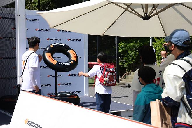 ◇한국타이어 스트라이크존 팝업 부스 내 타이어 링토스 이벤트 참여 모습.