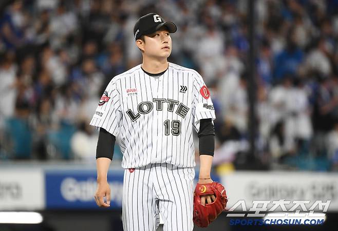 19일 대구 라이온즈파크에서 열린 롯데-삼성전. 8회말 김강현이 투구를 마친 후 들어오고 있다. 대구=정재근 기자 cjg@sportschosun.com/2025.4.19/