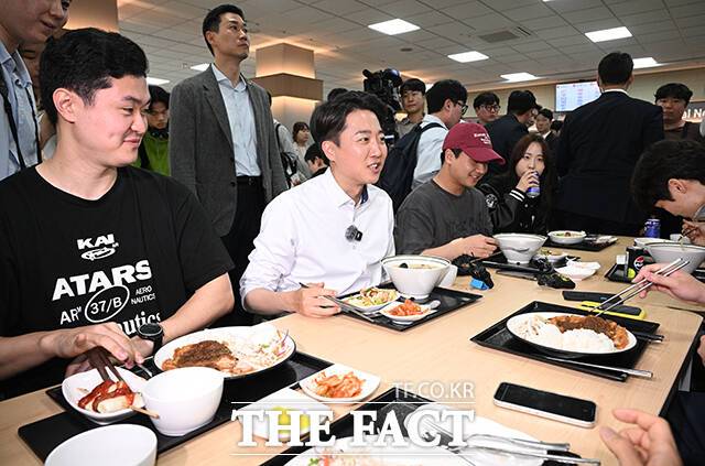 이준석 개혁신당 대선 후보가 함익병 공동선거대책위원장의 '룸살롱' 발언을 두고 논란이 일자 진화에 나섰다. /인천=박헌우 기자