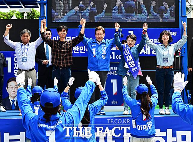 제주 시민들에게 인사하는 이재명 후보.