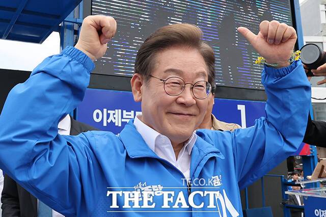 연설 마친 뒤 인사하는 이재명 후보.