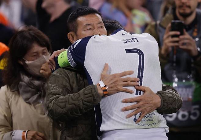 토트넘 홋스퍼의 주장 손흥민이 22일 스페인 빌바오의 에스타디오 산 마메스에서 열린 유럽축구연맹(EUFA) 유로파리그 결승에서 맨체스터 유나이티드를 1대0으로 제압해 자신의 프로 데뷔 15년 만에 첫 우승을 확정지은 뒤 아버지 손웅정 씨와 포옹하고 있다. 로이터연합뉴스
