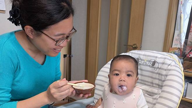 첫아이를 키우는 히구치 메모리는 일본산이 아닌 쌀을 사는 데 망설임이 든다고 말한다