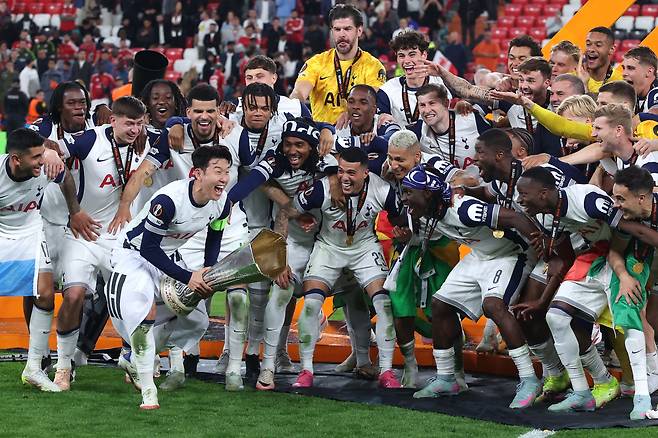 손흥민이 우승 트로피를 들어올리려 하는 모습. / AFP 연합뉴스