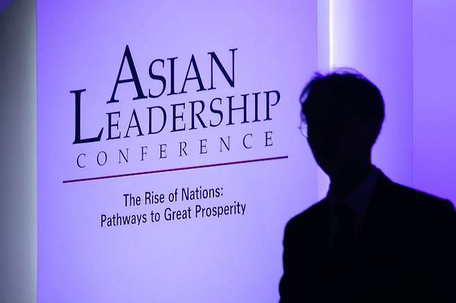 2025년 5월 21일 오전 서울 중구 신라호텔에서 2025 아시안리더십콘퍼런스 개막식을 앞두고 관계자들이 막바지 점검을 하고 있다. 조선일보가 ‘혁신과 성장의 새로운 여정’을 주제로 개최하는 제16회 아시안리더십콘퍼런스(ALC)가 21~22일 이틀간 서울 신라호텔에서 열린다. /장련성 기자