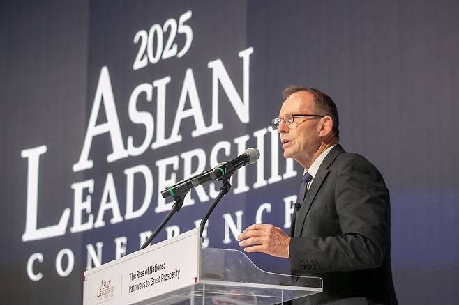 2025년 5월 22일 오후 서울 중구 신라호텔에서 2025 아시안리더십콘퍼런스가 열리면서 토니 애벗 전 호주 총리가 '자유무역과 새 국수주의: 글로벌 무역 질서의 위기 속 우리가 가야 할 길은?' 주제로 세션에 참여하고 있다. /장련성 기자