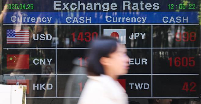 서울 명동거리의 한 환전소에 원달러 환율 등 시세가 안내되고 있다./뉴스1 제공