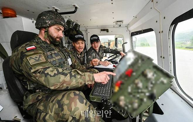 육군은 22일 해외 주요 방산협력국 장병들을 대상으로 K-무기체계의 전술적 운용을 교육하는 '육군국제과정' 현장 모습을 공개했다고 밝혔다. 사진은 폴란드군 교육생들이 천무의 조작 및 기동을 실습하는 모습. ⓒ육군