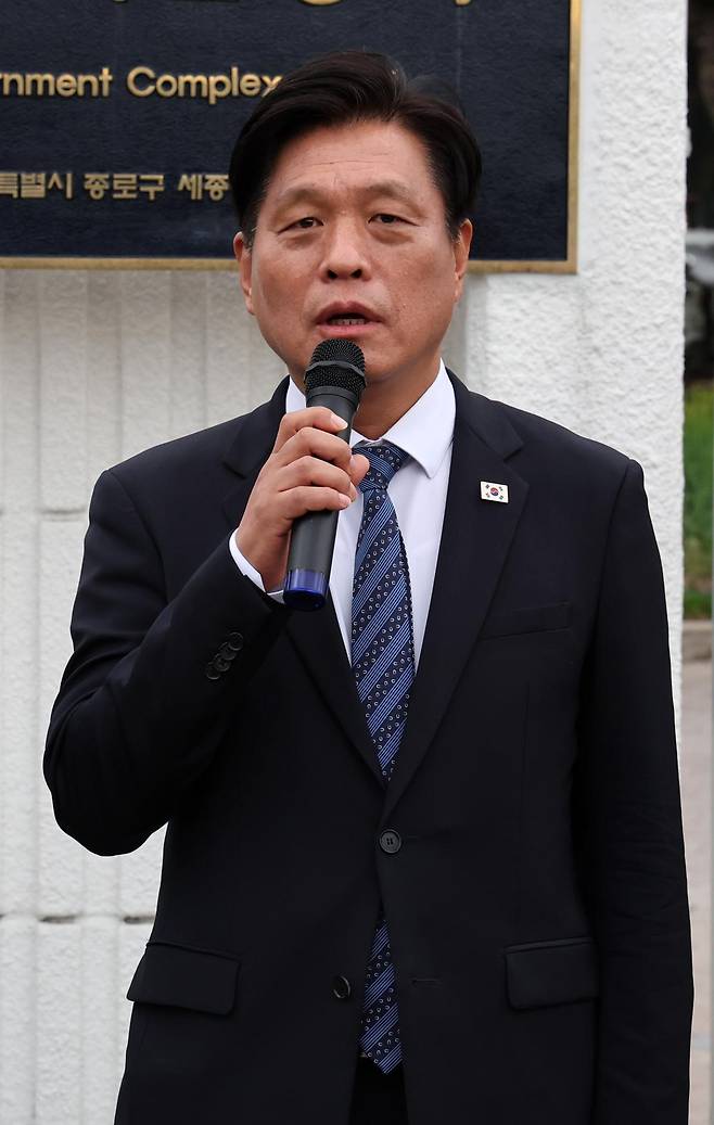 조승래 더불어민주당 의원이 1일 오전 서울 종로구 정부서울청사 앞에서 한덕수 대통령 권한대행 국무총리 규탄 기자회견을 하고 있다. 2025.05.01 뉴시스