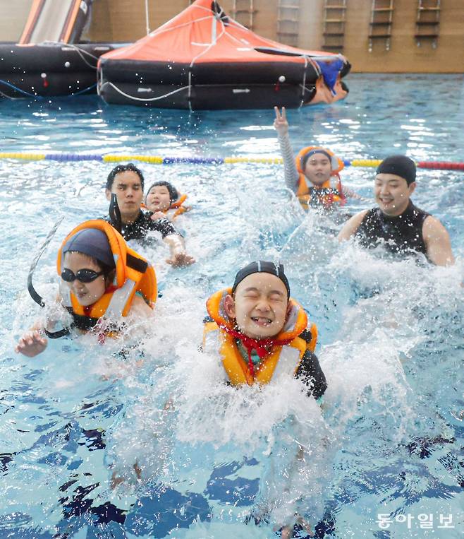 21일 경기 안산시 단원구 경기해양안전체험관에서 초등학생들이 생존수영 교습을 마친 뒤 물놀이를 즐기고 있다. 안산=박형기 기자 oneshot@donga.com