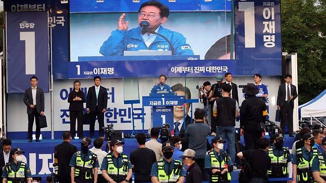 더불어민주당 이재명 대선 후보가 21일 자신의 지역구인 인천광역시 계양역 앞 유세에서 시민들에게 지지를 호소하고 있다. 사진=서동일 기자