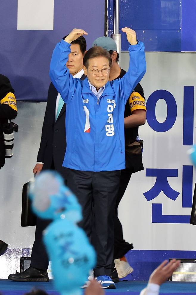 더불어민주당 이재명 대선 후보가 21일 자신의 지역구인 인천광역시 계양역 앞 유세에서 시민들에게 지지를 호소하고 있다. 사진=서동일 기자