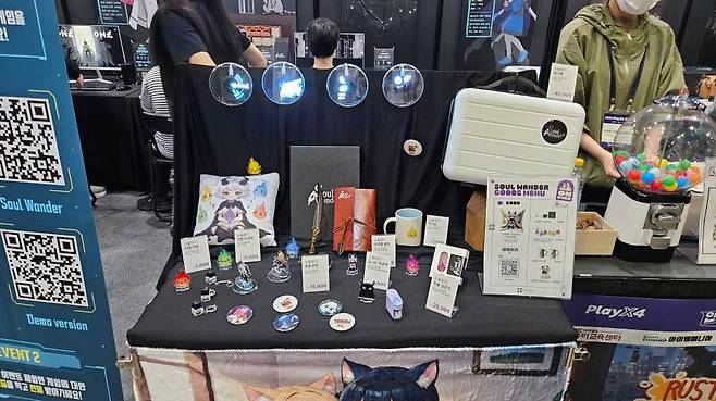 시선을 끄는 홀로그램 시연 제품들과 다채로운 이벤트 물품들