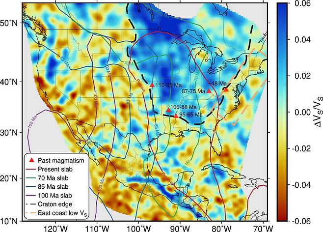 지진파는 지질 구조가 다르면 전파 속도도 달라진다. 미국 본토와 중앙아메리카, 캐나다 일부 지역에 걸쳐 200km 깊이의 지각에서 발생하는 지진파의 속도를 보여주는 그림. 북미 대륙괴(검은색 점선)는 주변 지역에 비해 지진파 속도가 빠르다. Nature Geoscience