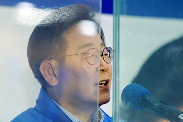 이재명 더불어민주당 대선 후보가 20일 오후 경기도 김포시 구래역 문화의거리에서 유세하고 있다. 김포=고영권 기자