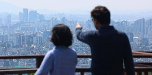 18일 서울 남산에서 바라본 용산과 마포 일대 아파트 단지. 연합뉴스