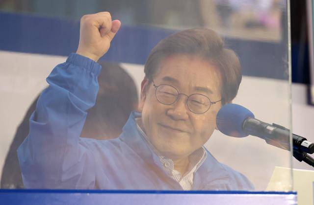 이재명 더불어민주당 대선 후보가 20일 경기 김포시 구래역 문화의 거리에서 열린 김포 유세에서 연설 도중 주먹을 쥐고 있다. 김포=고영권 기자
