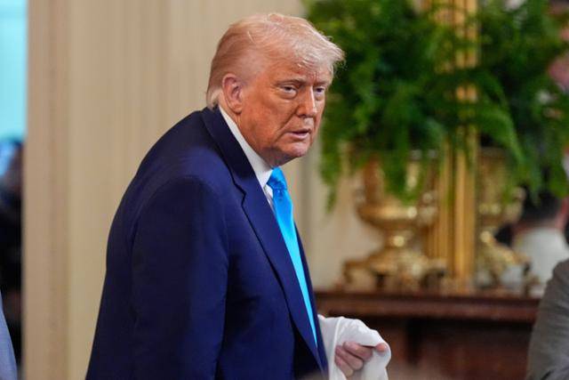 도널드 트럼프 미국 대통령이 21일 워싱턴 백악관에서 2025년 미국대학스포츠협회(NCAA) 남자농구 우승팀인 플로리다대 선수들을 맞이하고 있다. 워싱턴=AP 연합뉴스