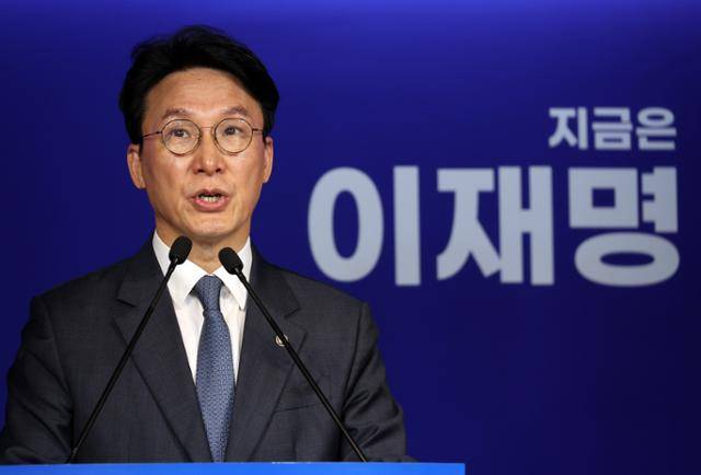 김민석 더불어민주당 상임공동선거대책위원장. 김 위원장은 22일 본보 인터뷰에서 "지금은 1997년 IMF와 유사한 제2의 위기 상황"이라며 "당시 김종필·박태준 두 분이 김대중 전 대통령의 손을 잡아 준 것처럼 지금도 중도와 보수가 이재명 후보의 부족한 점을 보완해 나라 살리기로 가야 한다”고 했다. 연합뉴스