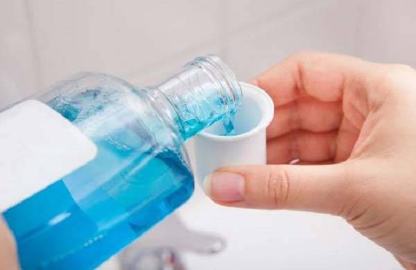 양치질을 하고 곧바로 구강청결제를 사용하는 것은 치아 건강에 해로울 수 있다./사진=클립아트코리아