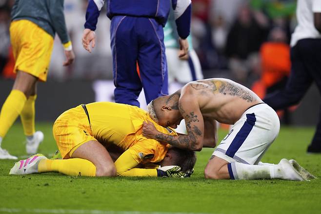 <yonhap photo-2846=""> Tottenham's Richarlison celebrates with Guglielmo Vicario after winning the Europa League final soccer match against Manchester United at the San Mames Stadium in Bilbao, Spain, Wednesday, May 21, 2025. (AP Photo/Manu Fernandez)/2025-05-22 06:30:50/ <저작권자 ⓒ 1980-2025 ㈜연합뉴스. 무단 전재 재배포 금지, AI 학습 및 활용 금지></yonhap>