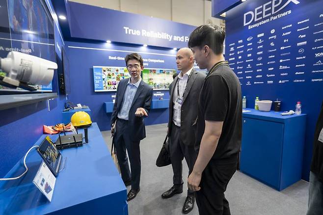 노무라 증권 소속 직원들이 딥엑스 부스를 방문해 제품 소개를 듣고 있다 / 출처=IT동아