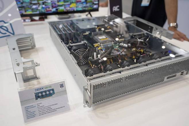 딥엑스가 아닌 AIC 부스에 딥엑스 DX-H1 8매가 꽂힌 CB201-CP 서버가 전시돼있다 / 출처=IT동아