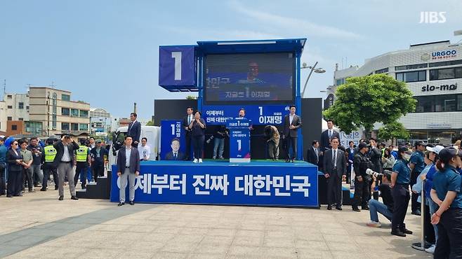 이재명 더불어민주당 대선 후보가 오늘(22일) 제주시 동문로터리에서 연설을 하는 모습 (사진, 오일령 기자)