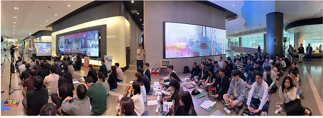 언론노조 YTN지부 조합원들이 노사 임단협 조정 절차가 진행 중이던 기간인 15일 서울 마포구 YTN사옥 로비에서 결의대회를 연 모습. /언론노조 YTN지부